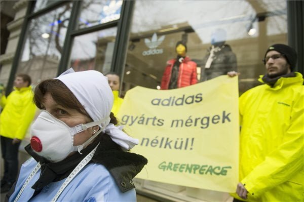 Greenpeace-aktivisták demonstrációt tartanak Milyen szörnyek lakoznak gyermekeink ruhásszekrényeiben? címmel egy ismert sportszergyártó cég üzlete előtt Budapesten, az Andrássy úton 2014. január 14-én. - MTI Fotó: Koszticsák Szilárd