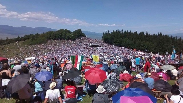 Így énekli több 100.000 magyar a magyar himnuszt a Csíksomlyói Búcsún