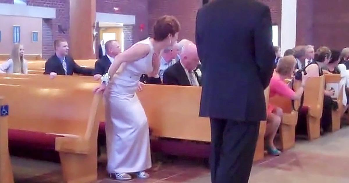 Épp a sziromhintő kislány érkezik az esküvőre. Meghozza a jókedved, ha megnézed "őnagyságát" bevonulni