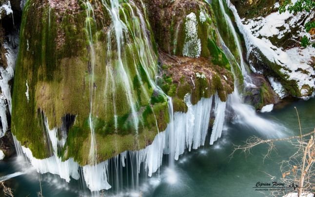 Csodálatos látványt nyújt a befagyott Bigér-vízesés