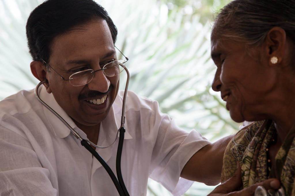 Ez az indiai orvos több mint 2 millió embert gyógyított meg, INGYEN!