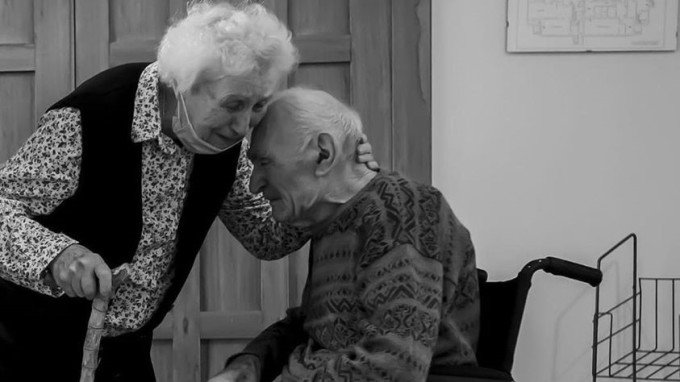 Két idős ember 101 nap elkülönítés után újra láthatta egymást! Ez volt az első “szakításuk” 70 éve!