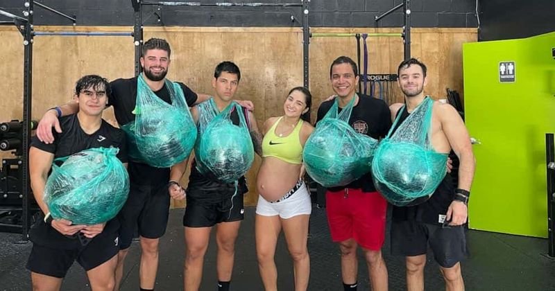 Egy nő megmutatta férfiak egy csoportjának, milyen 9 hónapos terhesen edzeni