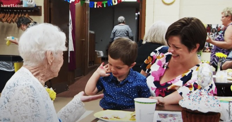 A 2 éves kisfiú segített legjobb barátjának megünnepelni a 100. születésnapját