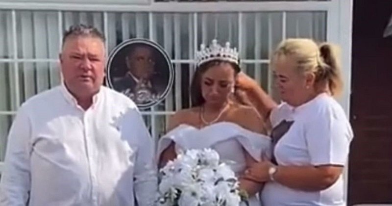 A menyasszony esküvői ruhájában jelent meg vőlegénye temetésén, aki órákkal a menyegző előtt halt meg!