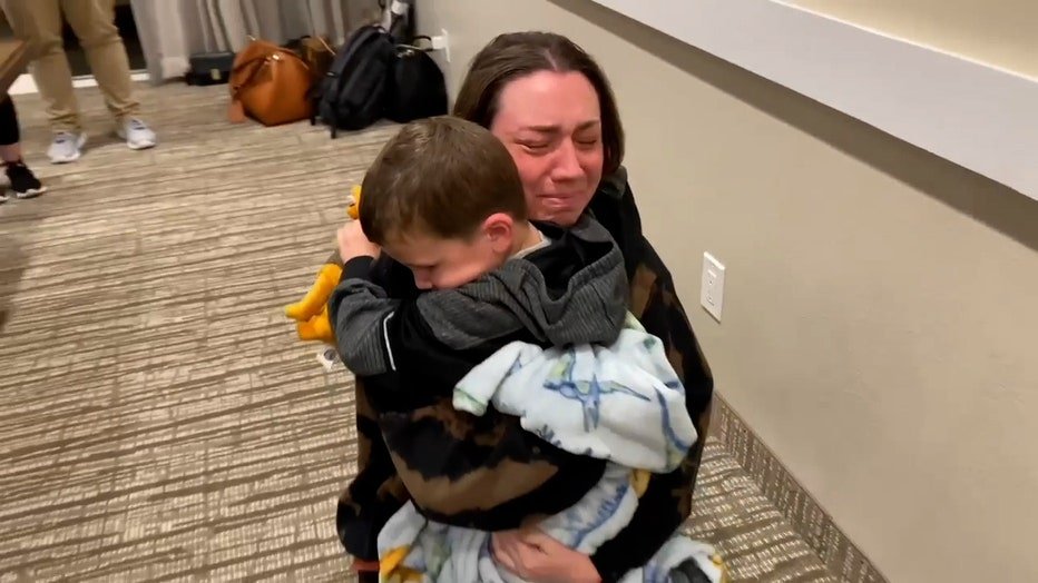 Az elrabolt 3 éves kisfiú hatalmas öleléssel üdvözölte az édesanyját, miután megtalálták