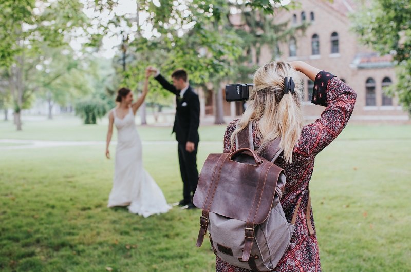 Törölte a fotós az esküvői képeket, miután a fiatal pár nem engedte, hogy szünetet tartson, és enni sem kapott