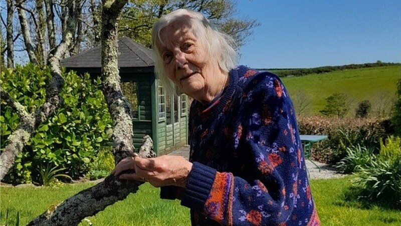 Az özvegy egy piszkos fémdarabot talált a kertben, kiderült, hogy az elhunyt férj 35 éve eltűnt eljegyzési gyűrűjét találta meg