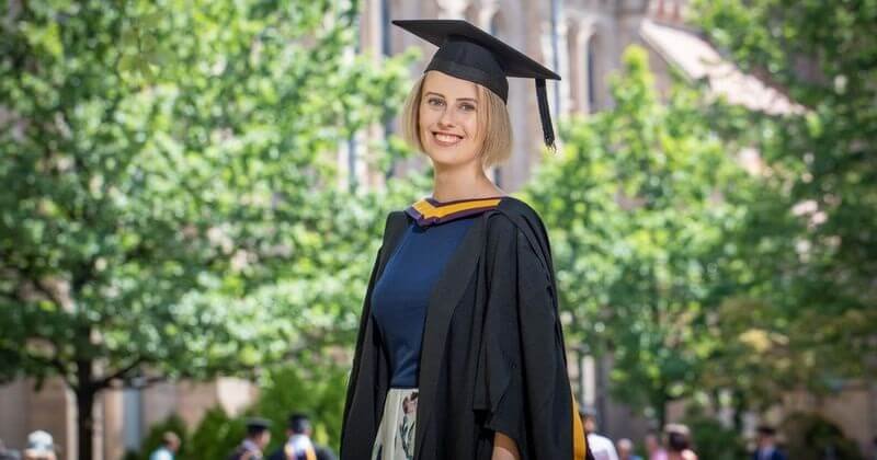 A nő, akinek 2018-ban csak 12 hónapot adtak az orvosok, ebben a hónapban szerezte meg az egyetemi diplomáját