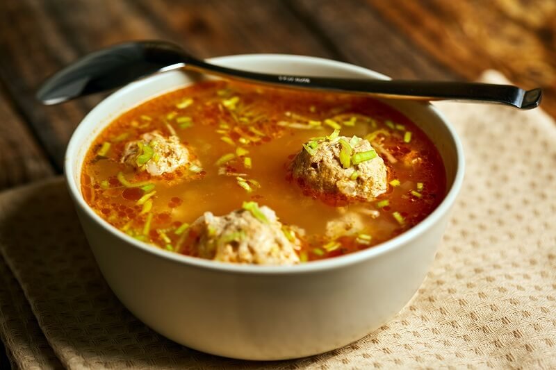 Vegán „húsgombócos” leves: tele van tápanyaggal, de ugyanakkor kalória- és zsírszegény!