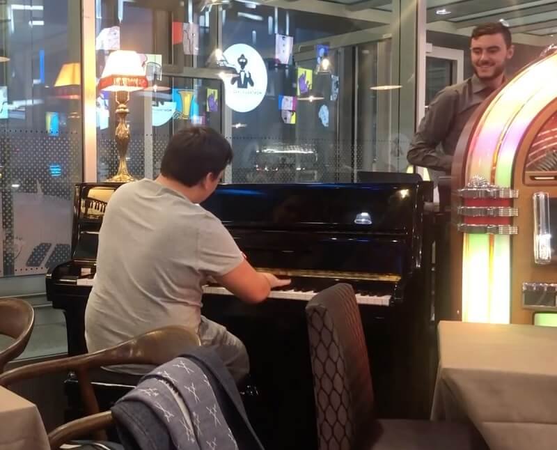 Apja unszolására odaült a reptéri zongorához játszani, 3 évvel később zeneszerzőnek tanul a rákot túlélő fiú
