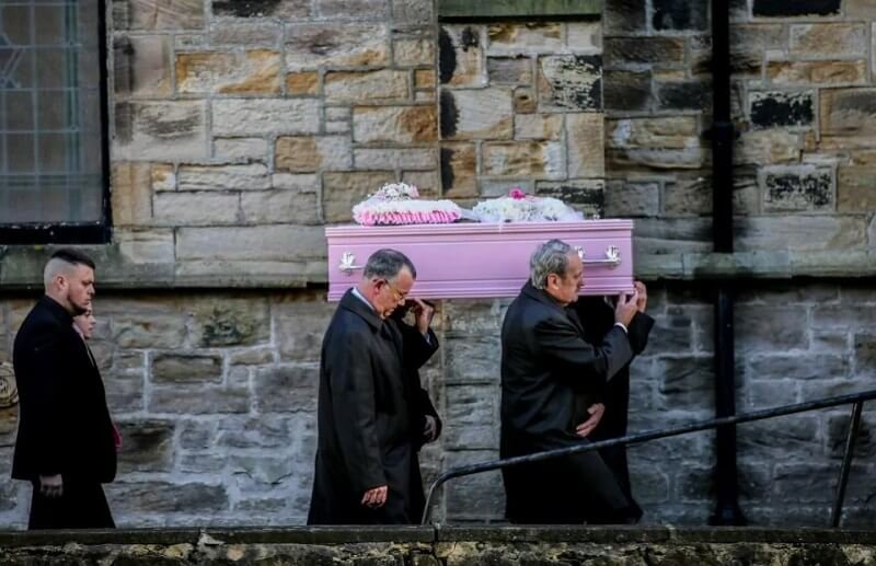 „Isten nem akarta, hogy ez történjen Mayával” - rózsaszín koporsóban temették el a 2 éves kislányt