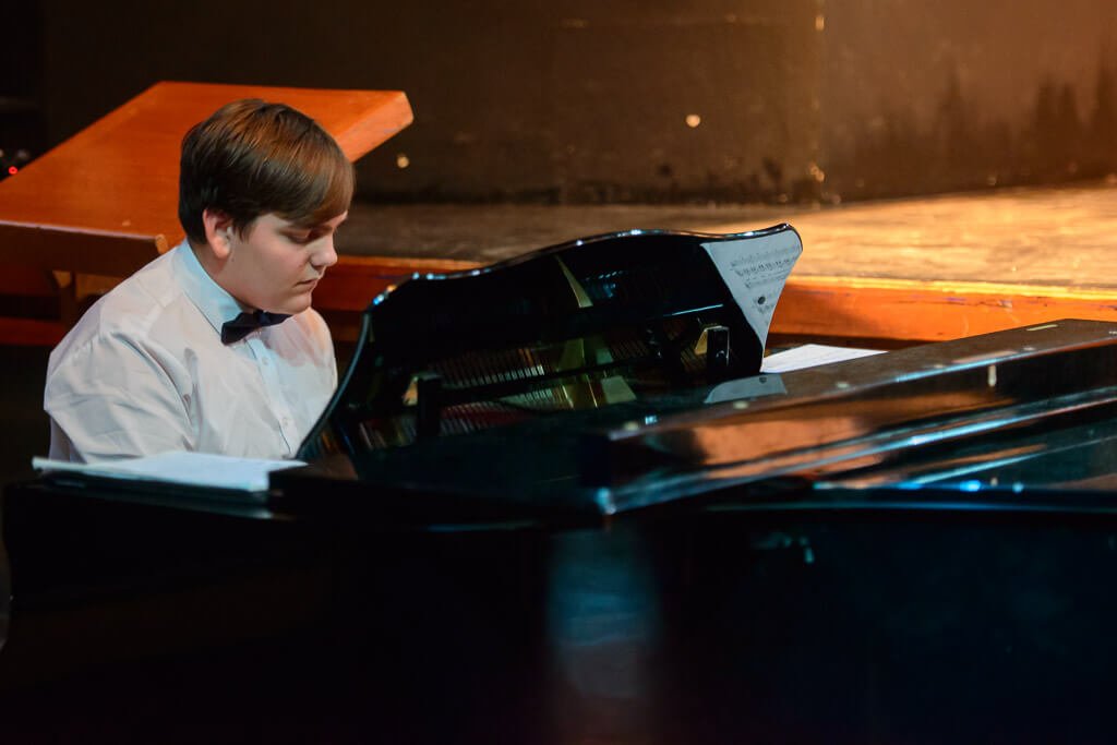 Apja unszolására odaült a reptéri zongorához játszani, 3 évvel később zeneszerzőnek tanul a rákot túlélő fiú