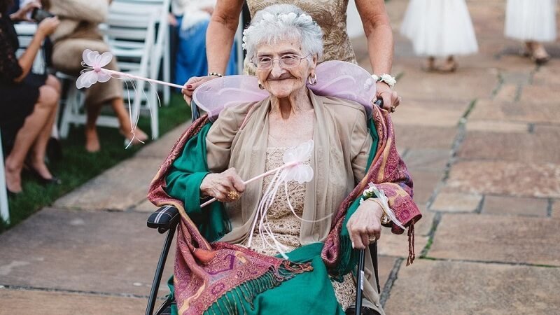 A 86 éves nagymama tündérnek öltözött koszorúslányként jelent meg unokája esküvőjén