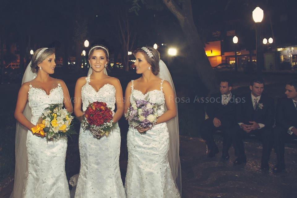 Az egypetéjű hármas ikrek egyszerre mentek férjhez egy fantasztikus hármas esküvőn