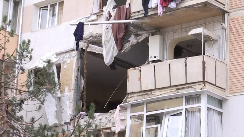 Hatalmas robbanás történt a tömbházlakásban: a pusztítás hatalmas lyukat ütött a lakás falán