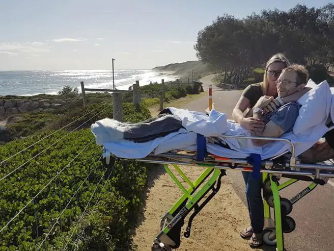 A mentősök tettek egy kitérőt, hogy a rákban haldokló édesapa még egyszer, utoljára láthassa családja kedvenc strandját