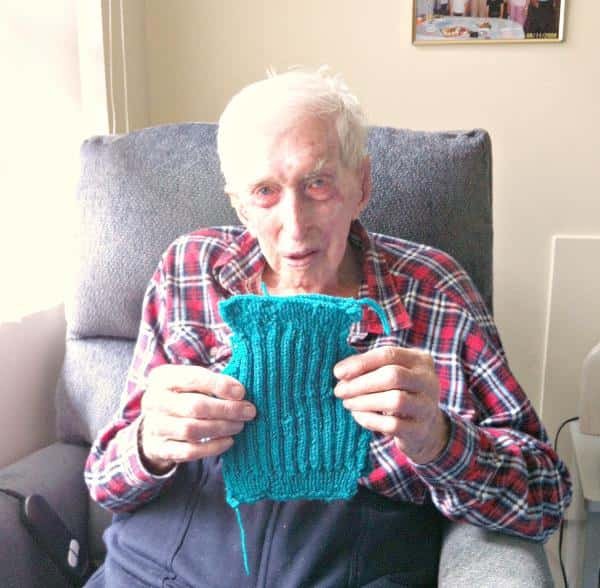 A 109 éves férfi utolsó éveit azzal töltötte, hogy pulóverek kötött sérült pingvinek számára