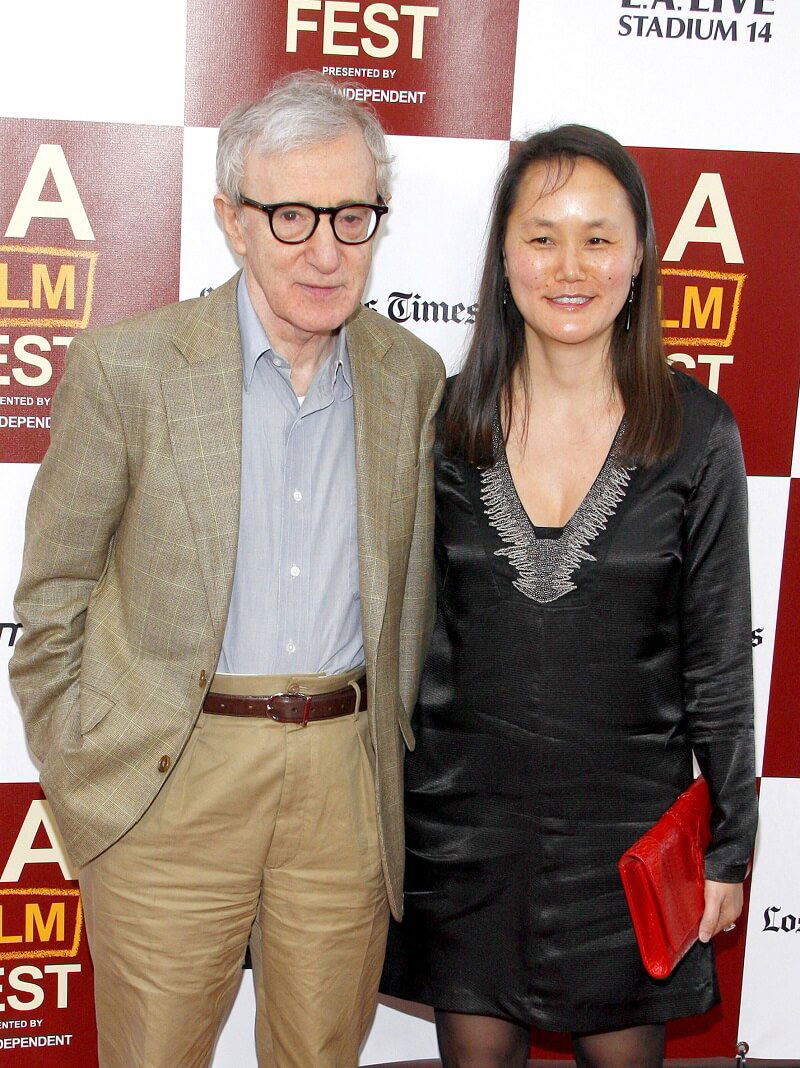 Woody Allen feleségül vette exbarátnője, Mia Farrow, 35 évvel fiatalabb örökbefogadott lányát