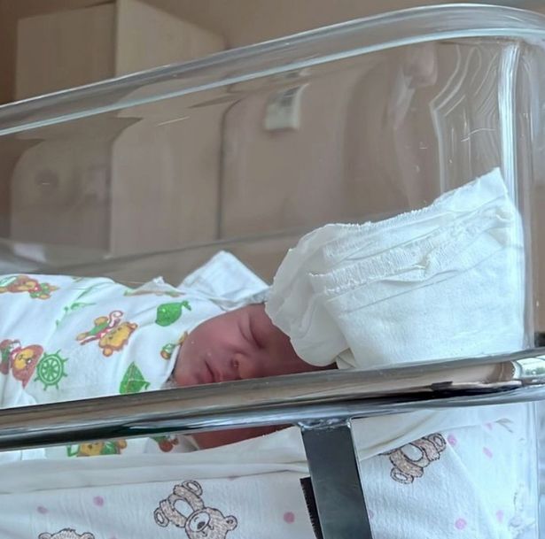 A 37 éves nő életet adott második kisbabájának 23 éves mostohafiától, akit 7 éves kora óta nevelt