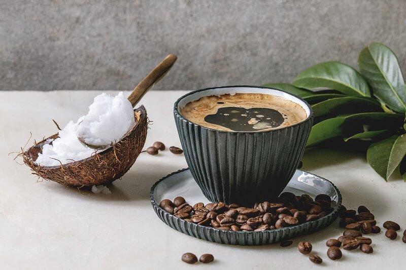 Kókuszolajat öntött a reggeli kávéjába - zseniális hatást fedezett fel! Ilyen hatással van a testedre