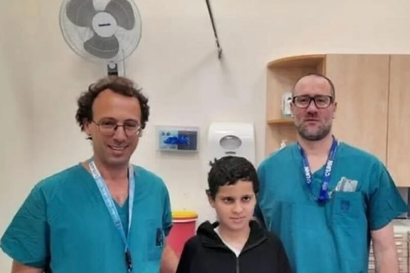 Orvosoknak sikerült visszavarrniuk egy 12 éves fiú fejét, miután elütötte egy autó