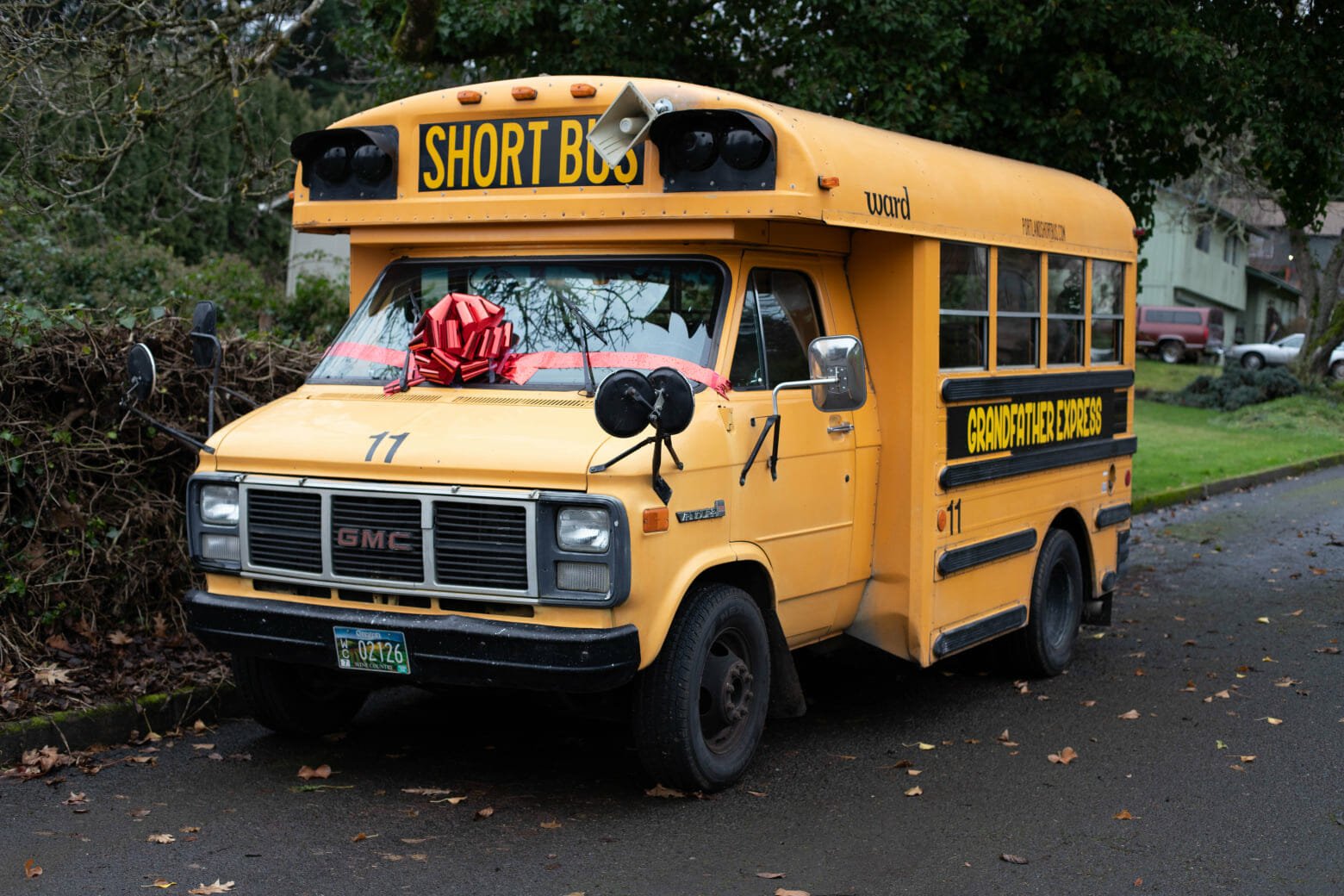 A nagyapa vásárolt egy iskolabuszt, hogy mind a 10 unokáját el tudja vinni az iskolába