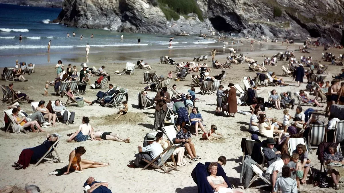'Mobiltelefont használó időutazó' látható a strandolókról készült 1940-es évekbeli fényképen